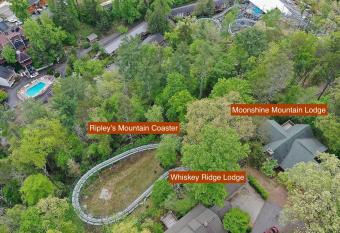 Rumrunners Retreat 2 Large Homes 2 Minutes 2 Downtown with Hot Tubs and Game Rooms has rooms with a private hot tub