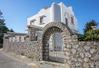 Le Gemme Guest House has Balcony rooms