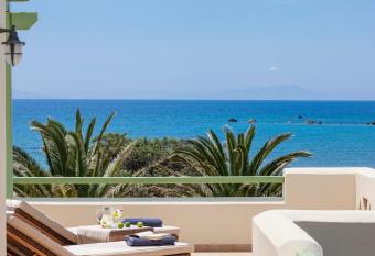 Finikas Hotel has rooms with a private hot tub