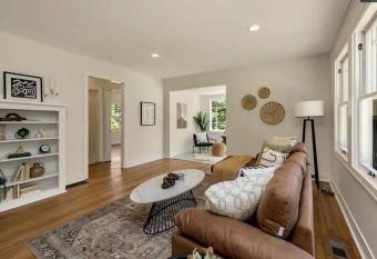 Beautiful home near Beaverdale allows 18 year olds to book a room