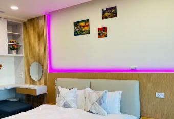                 Alice                -                         has Balcony rooms