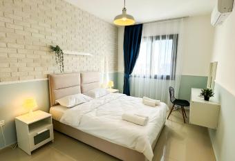 Luxury Sea View Two Bedroom Apartment in Caesar Resort & Spa, Long Beach has Balcony rooms