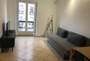 2 pi  ces porte de Montreuil allows 18 year olds to book a room