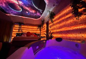 APARTAMENT SOLNY has rooms with a private hot tub