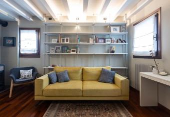 Treviso suite, con parcheggio gratuito allows 18 year olds to book a room