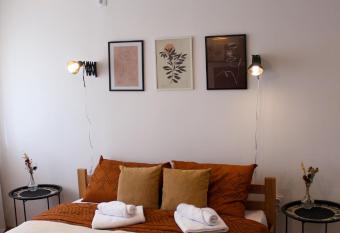 Bohome studio sa terasom - FREE PARKING allows 18 year olds to book a room