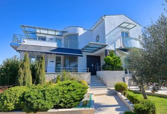 Villa Nicol has Balcony rooms