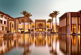 Amirandes Grecotel Boutique Resort has rooms with a private hot tub