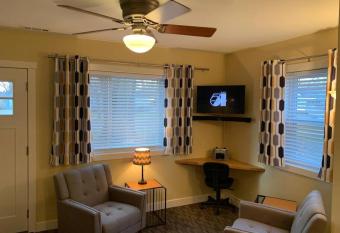 Cottage11 of Avalon: 2 Bedroom, Laundry, RV parking. Quiet allows 18 year olds to book a room