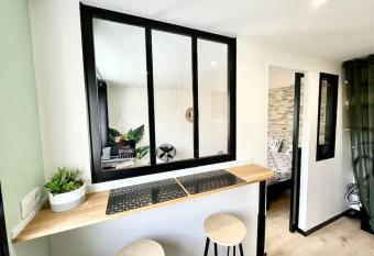 L Essentiel - 50 m Plage de la Grande Conche allows 18 year olds to book a room