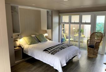 Cabin Retreat in the heart of Warwick. has Balcony rooms