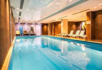                                                   has rooms with a private hot tub