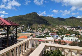 Studio Sunrise has Balcony rooms