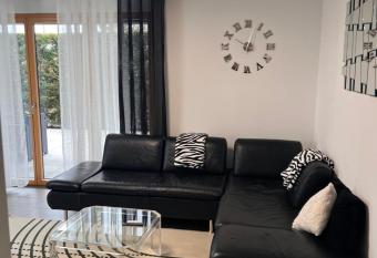 Appartement red jardin tr  s calm has rooms with a private hot tub