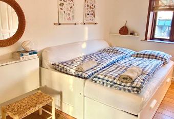 En hel lejlighed i midtbyen - centralt, hyggelig og t  t p   alt! has Balcony rooms