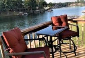 Adorable Lake Getaway has Balcony rooms