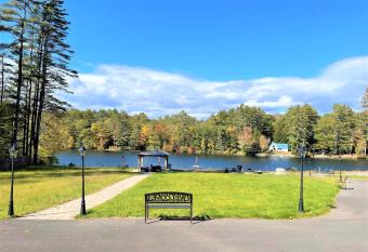 Waterview Seven Bedroom Riverside Lodge has Balcony rooms