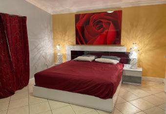 Romantic House closed to airport has rooms with a private hot tub