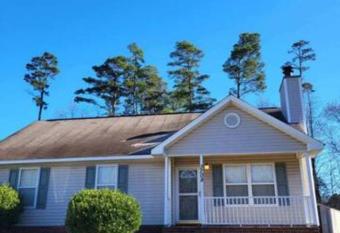 Cute cottage*Minutes from Uptown allows 18 year olds to book a room