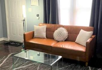 Awesome location* 5 Bedrooms allows 18 year olds to book a room