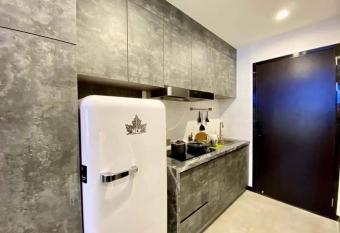 13 Amazing Pool & Gyms, Perfect Studio in Central Town allows 18 year olds to book a room