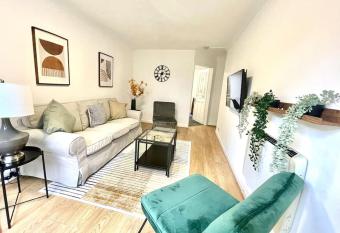 3 Bedroom Luxury House for Six allows 18 year olds to book a room