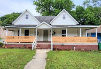 Unbeatable Location*Close to everything* has Balcony rooms