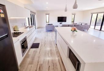 London Bridge Holiday Home has Balcony rooms