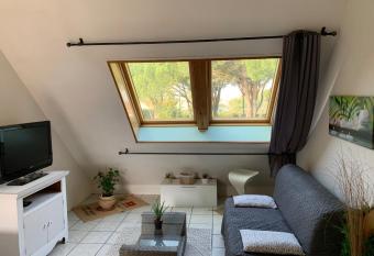 T2 r  sidence du Port LA TESTE /ARCACHON allows 18 year olds to book a room