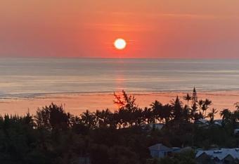 Vue sur l oc  an allows 18 year olds to book a room