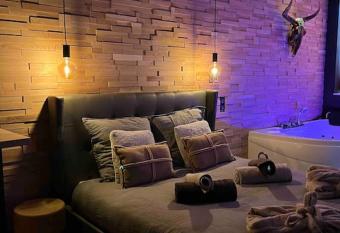 Sweet love rustic/chic allows 18 year olds to book a room