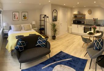 Little Rosslyn allows 18 year olds to book a room