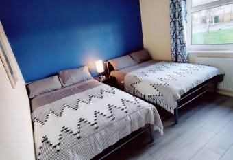 Sherlock s House-Melbourne 4 rooms 8 beds Free Private parking Free super Wifi Working facility 42 has Balcony rooms