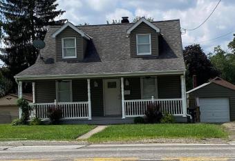 D & E's Place has Balcony rooms