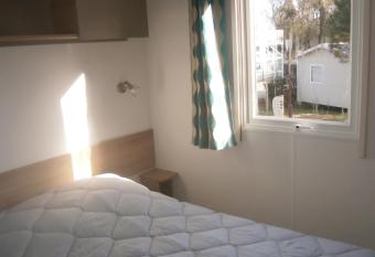 Mobilhome 3 chambres tout confort, proche de la plage has rooms with a private hot tub