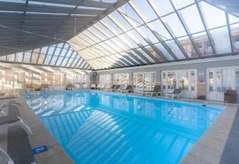 Bel appartement avec piscine tennis et parking has Balcony rooms