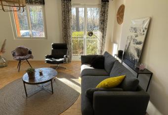 Tr  s bel appartement T3 centre ville, commerces et gare allows 18 year olds to book a room