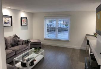 Stunning Refurbished 1 Bedroom, Harbour Apartment. allows 18 year olds to book a room