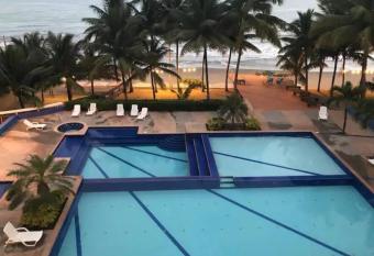 Tonsupa frente al mar. De estreno allows 18 year olds to book a room