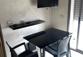            Mansbay has rooms with a private hot tub