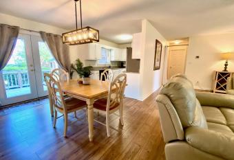 Cozy three bedroom house with fireplace has Balcony rooms