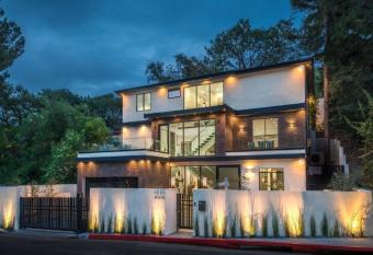Modern Luxury Sherman Oaks Oasis has Balcony rooms