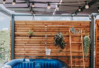 Malo   Lodge T2 (2 min    pieds plage et surf) has rooms with a private hot tub