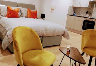 Market Haven Kingsize Studios Town Centre with Netflix, Business & Leisure travellers allows 18 year olds to book a room