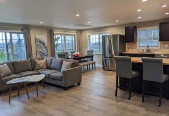 High Point Guesthouse - Next to Seattle Chinese Garden has Balcony rooms