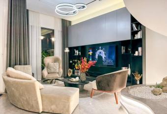 Villa Sao Bi   n Cao C   p Vinhomes Ocean Park has rooms with a private hot tub