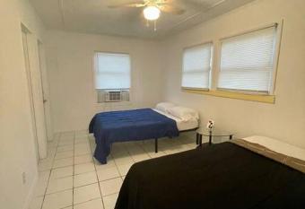 Private house in Downtown Naples allows 18 year olds to book a room