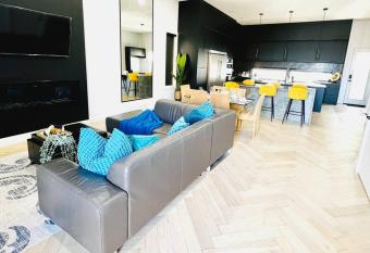 Stunning 3BR Luxury Home N/Edm*2 king beds* allows 18 year olds to book a room