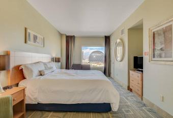 Ultimate Las Vegas Getaway One Bedroom Suite with Balcony, Kitchen, Gym, Pool & Free Parking has Balcony rooms