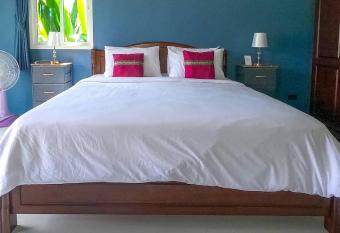 Lay Back Villa C1with kitchen & High Speed Internet has rooms with a private hot tub